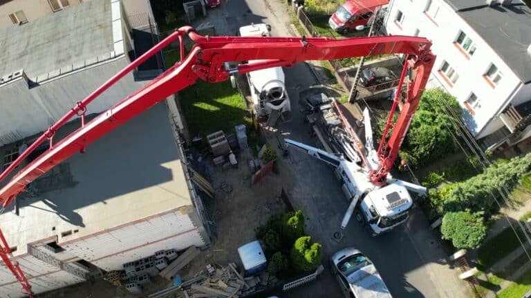 Pompa do betonu i betonomieszarka podczas betonowania budynku