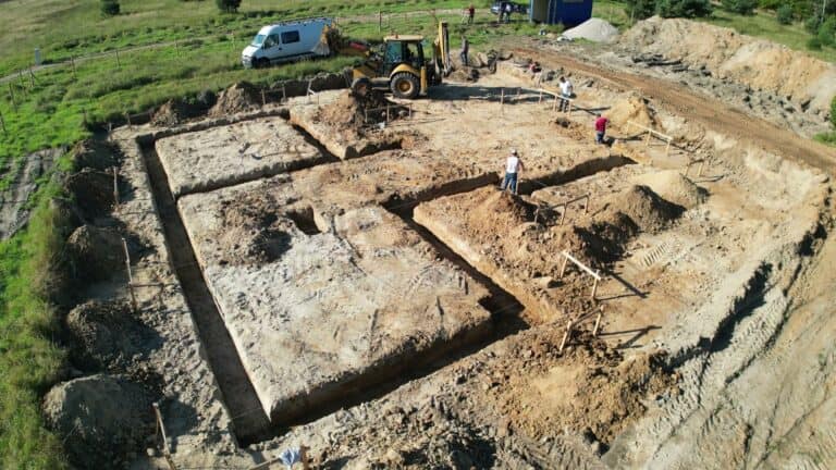 Wykopy pod fundamenty domu jednorodzinnego wykonywane koparką