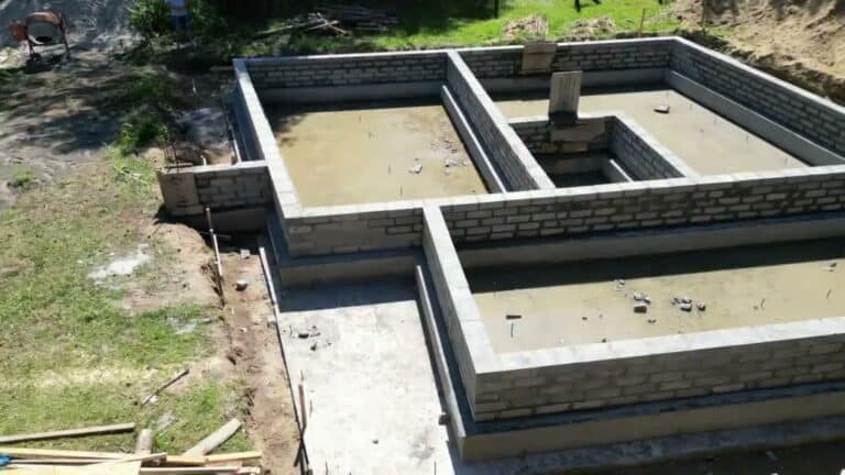 Ściany fundamentowe z bloczków betonowych i przygotowana podbudowa
