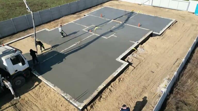 Betonowanie płyty fundamentowej domu z użyciem pompy do betonu