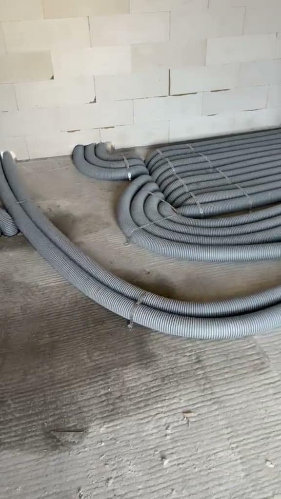 Przewody instalacyjne ułożone na podłodze przed wykonaniem posadzki